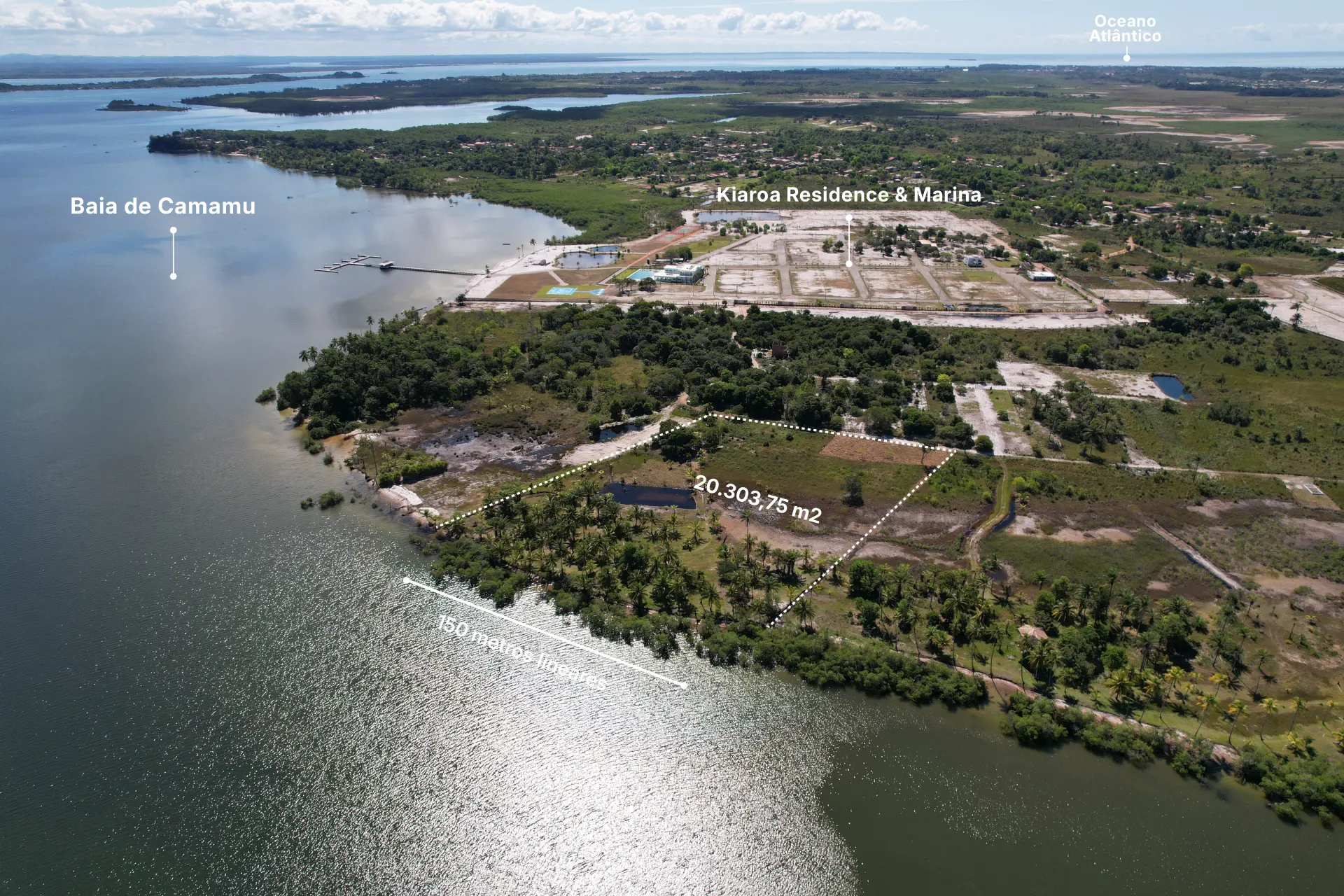Vista aérea da área na Baía de Camamu, próxima ao Kiaroa Residence & Marina, em Taipu de Dentro, Península de Maraú.